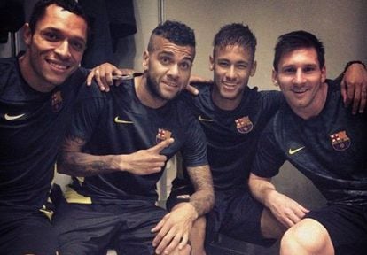 Adriano, Alves, Neymar e Messi, em uma foto de Facebook.