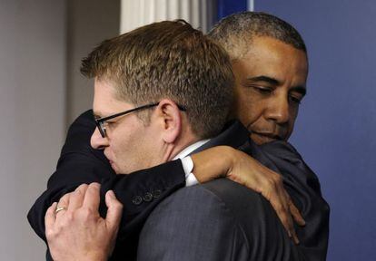 Obama abraça Jay Carney, na despedida do porta-voz.