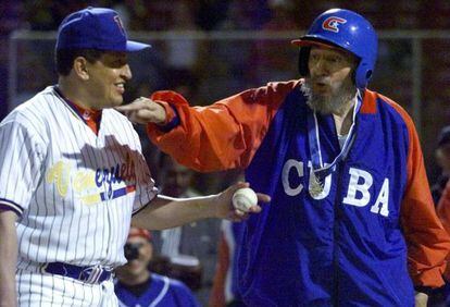Hugo Chávez (à esquerda) e Fidel Castro durante partida de beisebol na Venezuela, em 2000.