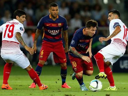 Messi disputa bola na final da Supercopa da Europa.