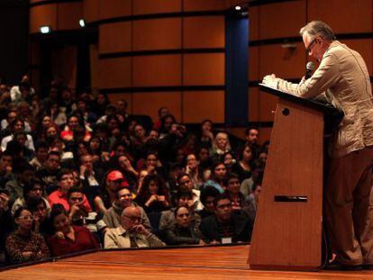 Vallejo lê o seu discurso na Feira de Bogotá.