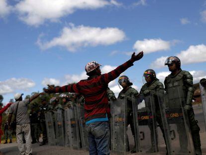 Soldados venezuelanos impedem passagem de pessoas na fronteira em Pacaraima, Roraima.