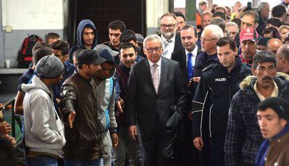 Jean-Claude Juncker visita centro de registro de estrangeiros.