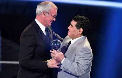 Maradona entrega o prêmio de melhor treinador a Claudio Ranieri.
