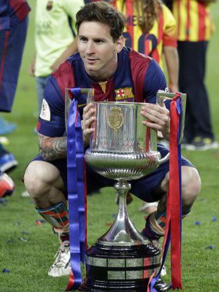 Messi posa com a Copa do Rei.