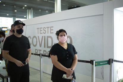 Tatiana Luup na fila para fazer o teste de PCR, dentro do aeroporto de Guarulhos, antes de viajar para Arábia Saudita.