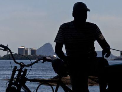 Um homem diante de uma instalação da Petrobras no Rio do Janeiro.