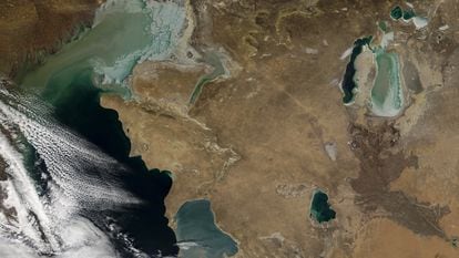 Imagem espacial mostra o Cáspio parcialmente coberto por nuvens. À direita, o que resta do Aral, fragmentado em duas partes.