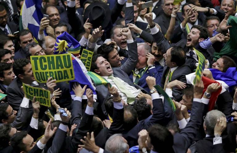 Deputado Bruno Araujo, responsável pelo voto definitivo, comemora na Câmara.