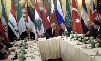 O secretário de Estado norte-americano, John Kerry, e o chanceler russo, Sergei Lavrov, conversam antes de reunião entre 17 nações em Viena pra discutir a guerra que já dura quatro anos na Síria.