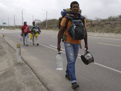 Um venezuelano caminha rumo a Lima pela Rodovia Pan-Americana, neste domingo.