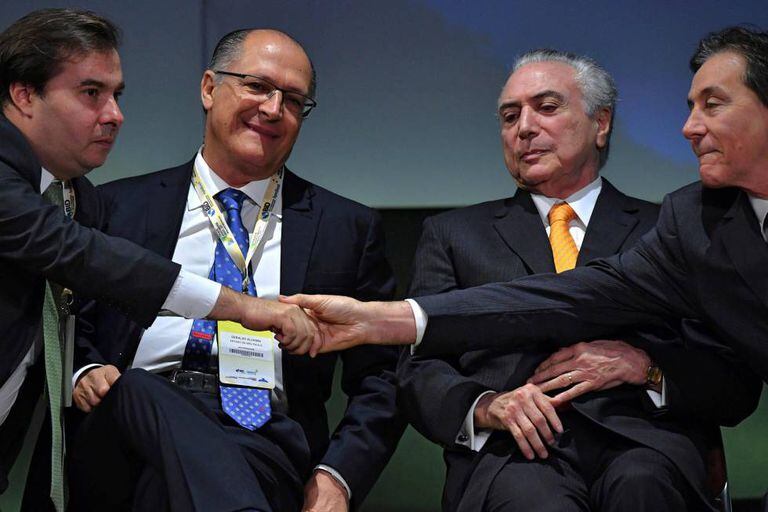 O presidente Temer, ladeado de Maia, Alckmin e Eunício Oliveira