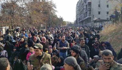 Milhares de pessoas esperam para deixar o bairro de Al-Salhen, no leste de Aleppo, após um pedido de trégua humanitária feito pelas forças rebeldes.