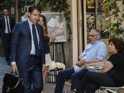 Giuseppe Conte chega à sua casa, no centro de Roma, em 26 de maio de 2018