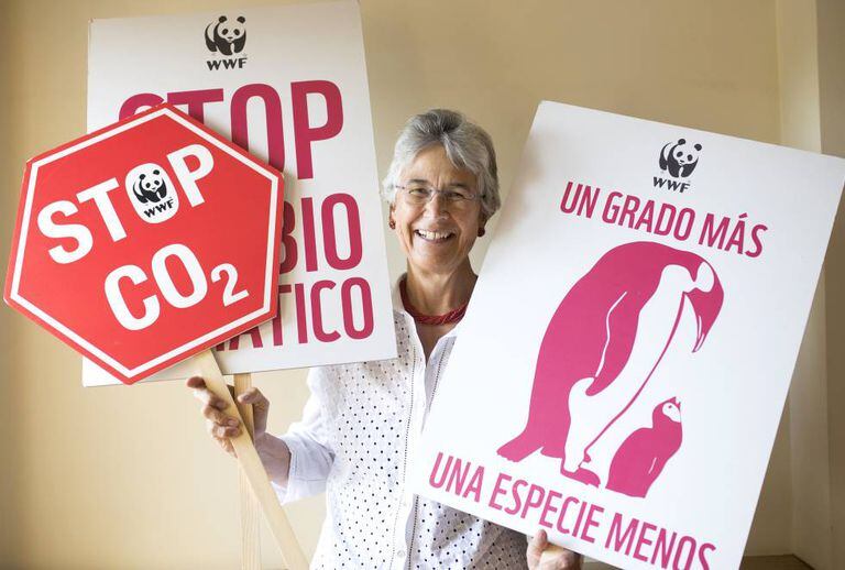 Yolanda Kakabadse segura cartazes contra a mudança climática.