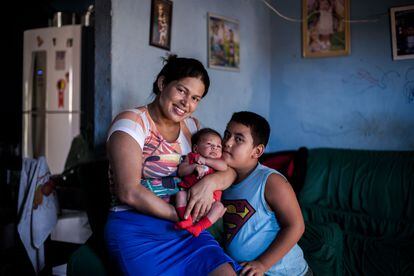 Antônia Raquel mantinha o filho de seis anos com 150 reais do Bolsa Família. Teve um bebê durante a crise, quando o auxílio elevou sua renda para 1.200 reais.