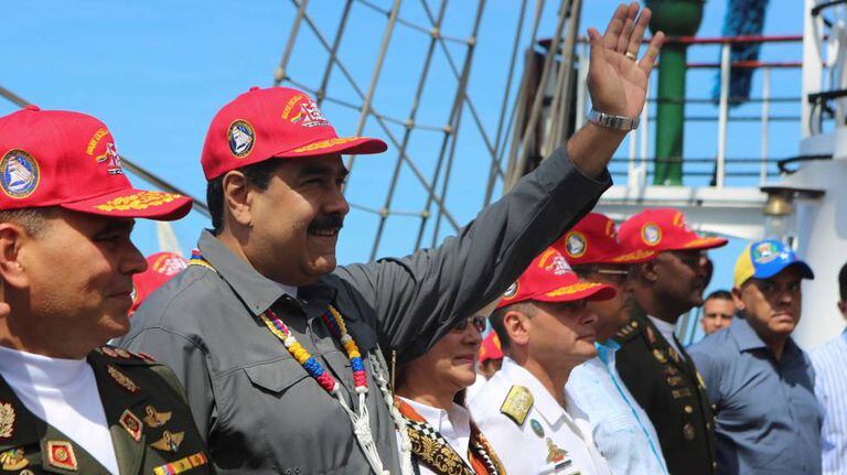 Maduro, na sexta-feira, com oficiais em La Guaira (Venezuela)