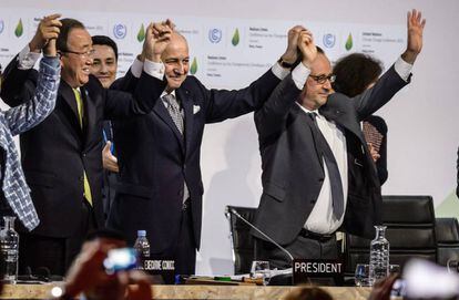 Hollande, Fabius e Ban Ki-Moon comemoram o acordo em 12 de dezembro de 2015 depois da assinatura do Acordo de Paris.
