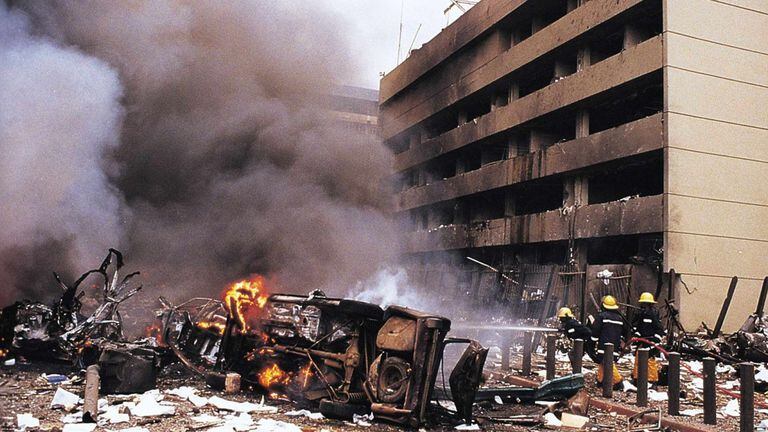 A Embaixada dos Estados Unidos em Nairóbi, no Quênia, após o atentado em 7 de agosto de 1998