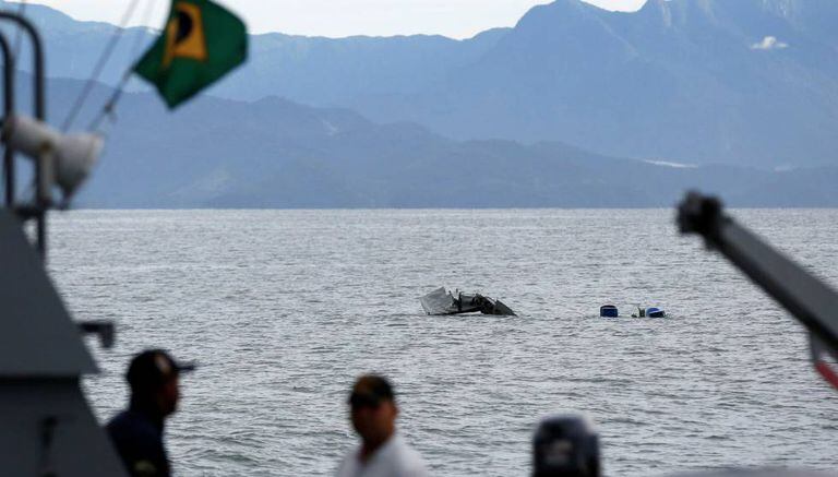 Equipes de resgate próximo aos destroços do avião, na sexta-feira