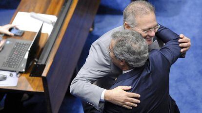 Renan Calheiros abraça o senador petista Jorge Viana.