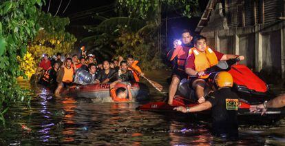 Resgate dos moradores de Davao, na ilha filipina de Mindanao.