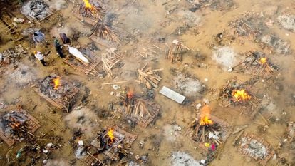 Foto aérea desta segunda-feira mostra famílias e amigos se despedindo de uma vítima de covid-19 em um crematório de Nova Délhi. Em vídeo, o diretor-geral da OMS, Tedros Adhanom Ghebreyesus, pede ajuda urgente para a Índia.