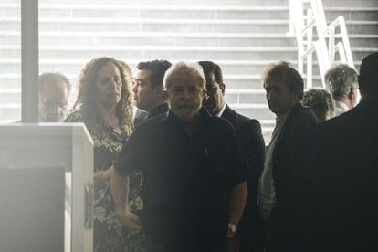 O ex-presidente deixa o aeroporto de Congonhas, em S&atilde;o Paulo. 