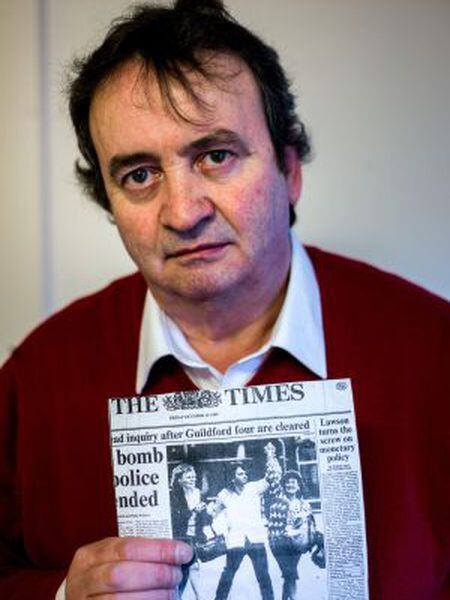 Gerry Conlon com uma cópia do jornal que noticiava sua libertação.