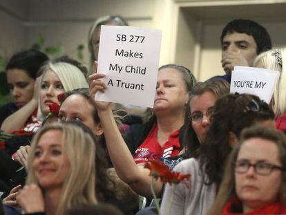 Mães que se opõem à obrigatoriedade da vacinação protestam no Senado de Sacramento, nesta quarta-feira.