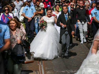 Recém-casados passeiam depois do casamento na Catedral de Lisboa, no dia12 de junho.
