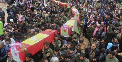 Os funerais dos milicianos mortos em um ataque dos EUA, no noroeste da Síria, nesta quinta-feira.