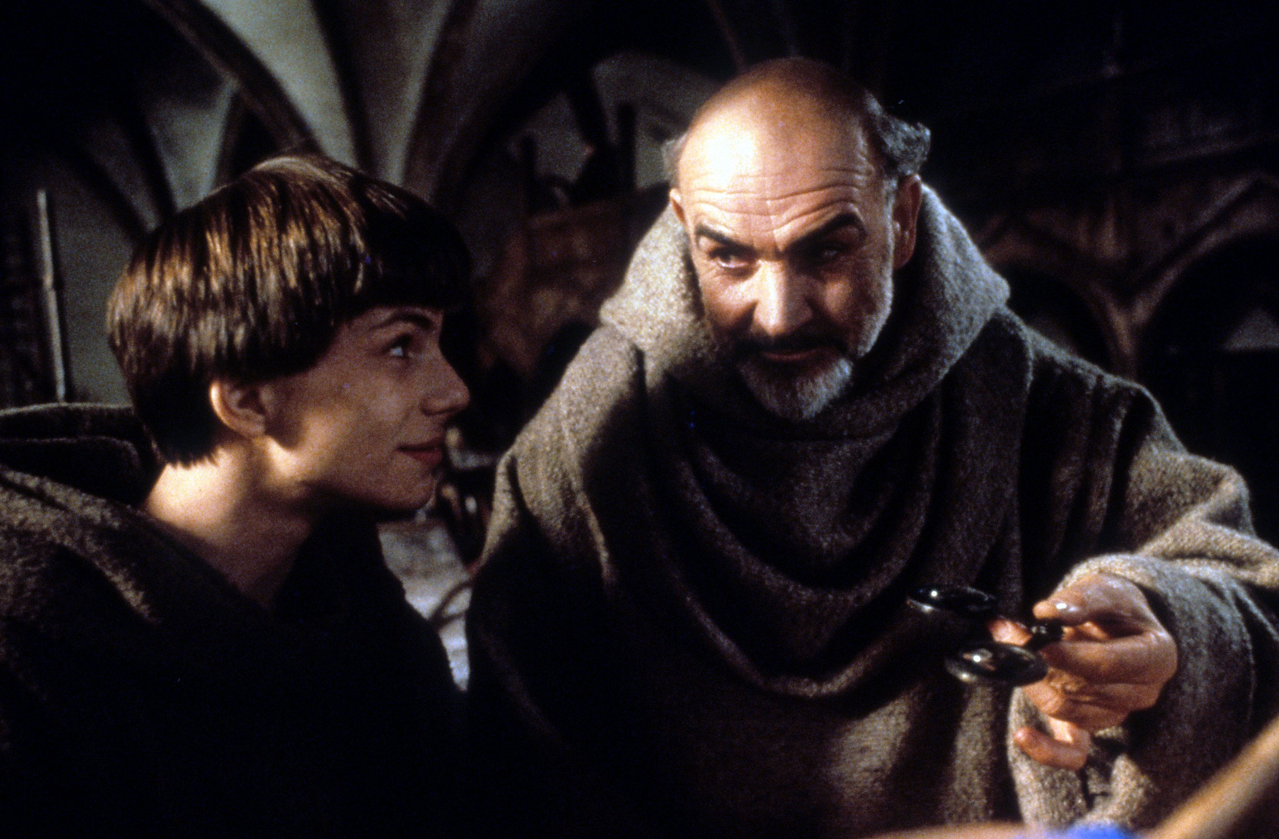 Christian Slater e Sean Connery em uma cena de 'O nome da rosa' (1986), um de seus primeiros sucessos. 