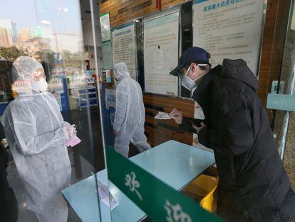 Um homem compra uma máscara em uma farmácia em Wuhan, na China, nesta quarta-feira, 29 de janeiro.