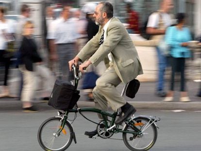 Ciclista em uma rua de Paris.