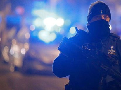 Policial participa de uma operação antiterror em Schaerbeek, depois dos atentados de março.