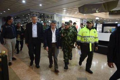O presidente da Colômbia, Juan Manuel Santos, visita o shopping atingido no atentado.