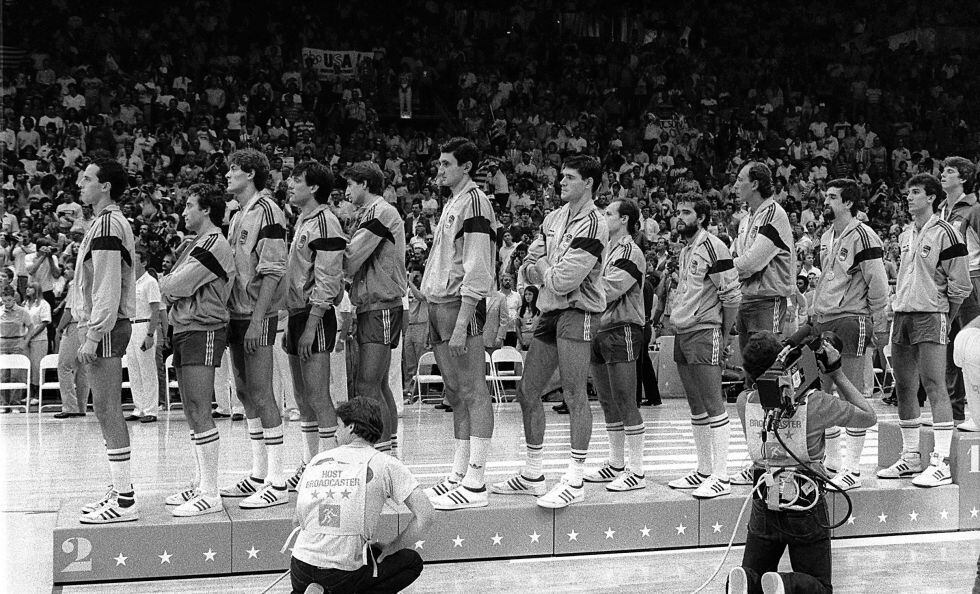 A seleção espanhola conquistou a medalha de prata nas Olimpíadas de Los Angeles de 1984 depois de ser derrotada na final contra os Estados Unidos por 96 a 65. Apesar da derrota, continua sendo um dos grandes marcos do basquete espanhol em uma Olimpíada de que a Rússia, uma das grandes potências mundiais, não participou.