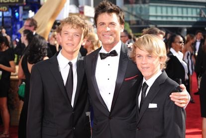 O ator Rob Lowe com seus filhos Matthew Edward Lowe e John Owen Lowe nos prêmios Emmy de 2009, em Los Angeles. 