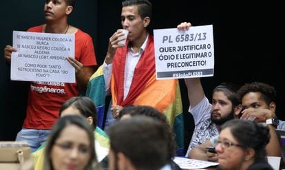 Militantes protestam durante votação do estatuto.