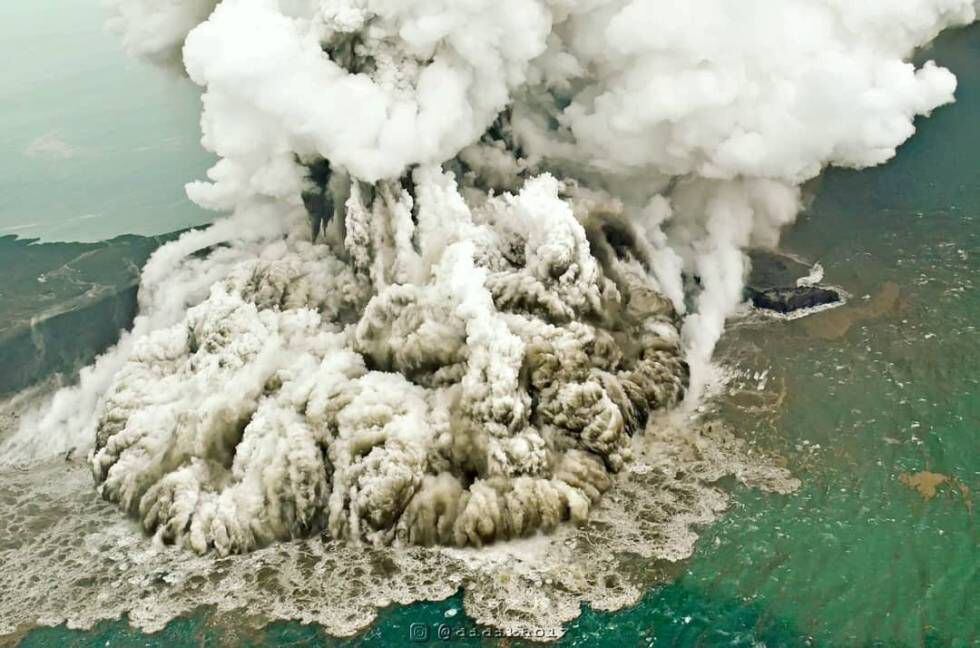 Imagem da erupção do Anak Krakatoa