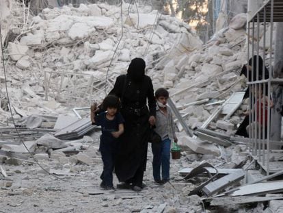 Uma família síria abandona uma área bombardeada no norte da cidade de Aleppo