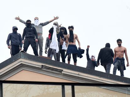 Detentos na penitenciária San Vittore, em Milão, durante um protesto em 9 de março