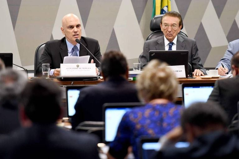 Alexandre de Moraes (à esq.) ao lado de Edison Lobão, presidente do Senado, durante a sabatina na CCJ nesta terça-feira.