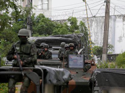 Soldados do exército atuam em Japeri, perto do Rio.