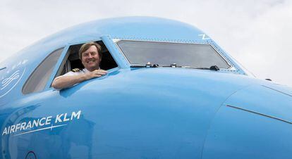 O rei da Holanda em um avião da KLM no aeroporto de Schiphol, próximo a Amsterdã.