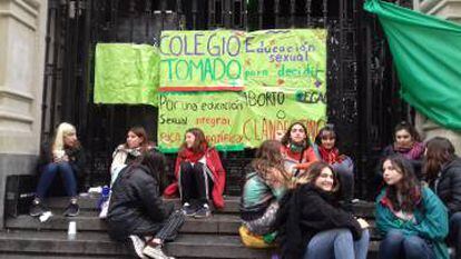 Alunas do Colégio Nacional Buenos Aires, em frente à escola.