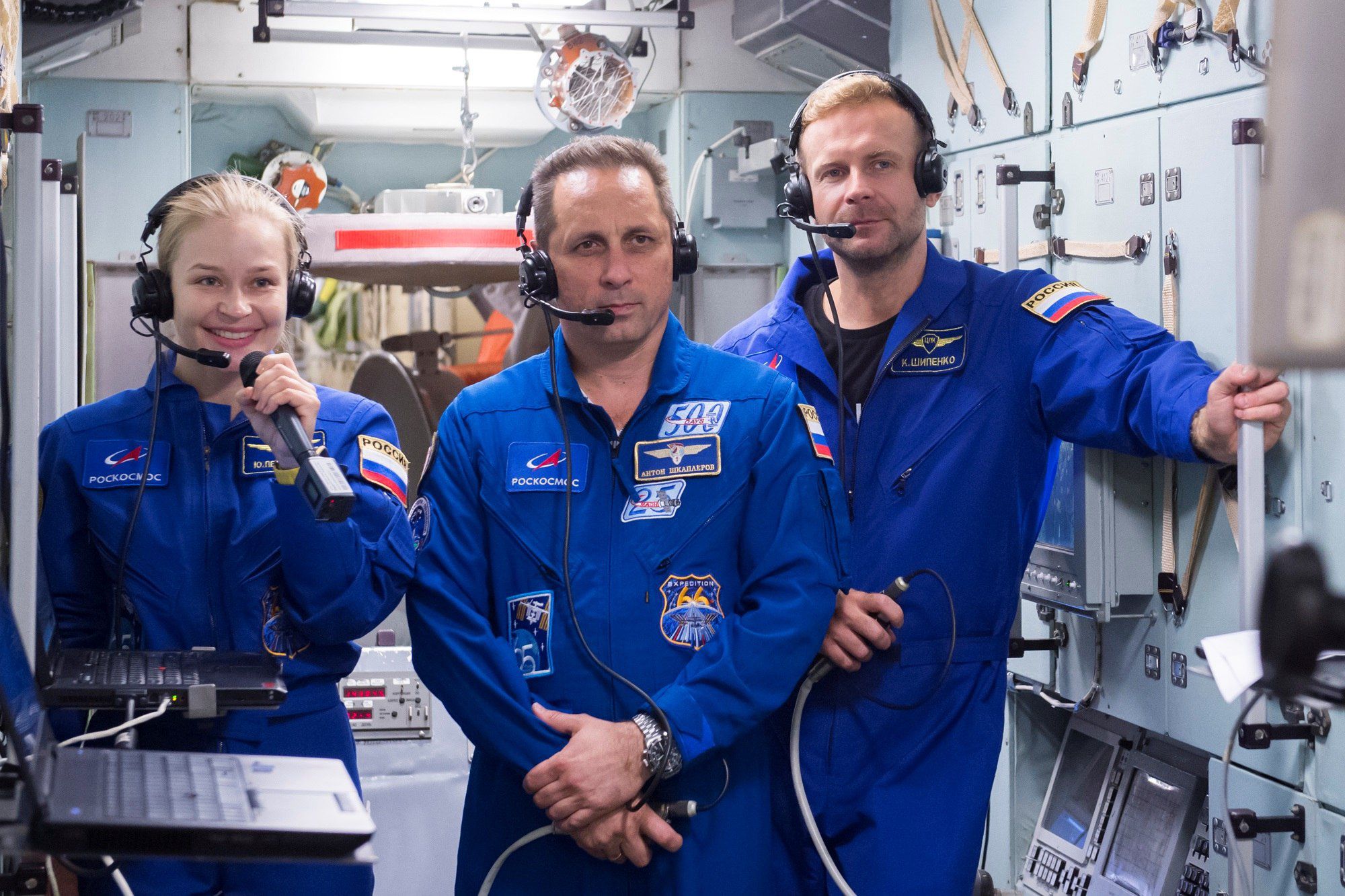 Peresild, o astronauta Anton Shkaplerov e o cineasta Klim Shipenko no seu último treinamentono Centro de Preparação de Astronautas, em 8 de setembro