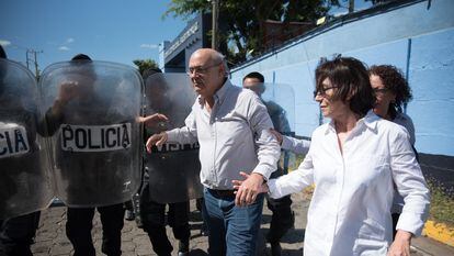 O jornalista Carlos Fernando Chamorro, rodeado por agentes de polícia em Manágua, em 15 de dezembro de 2018.