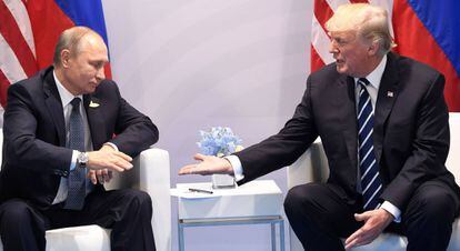Os presidentes da Rússia e dos EUA, Putin e Trump, se cumprimentam na cúpula do G20 de julho de 2017 na Alemanha.